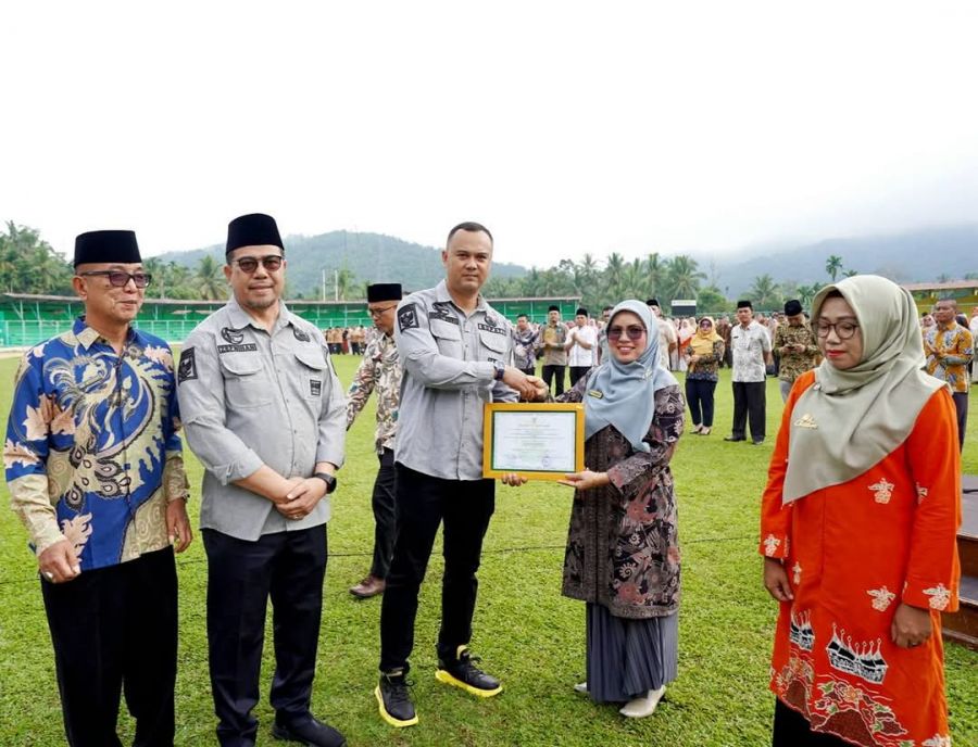 Bupati Sijunjung Serahkan Penghargaan Sekolah Adiwiyata Tahun 2024