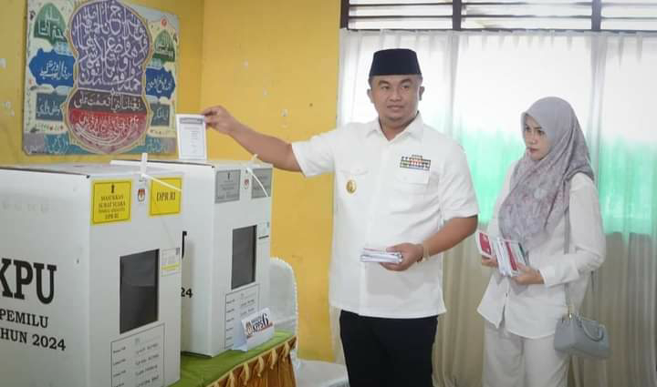 Bupati Sutan Riska Berikan Hak Pilih Pemilu 2024 di TPS 05 Nagari Sungai Rumbai