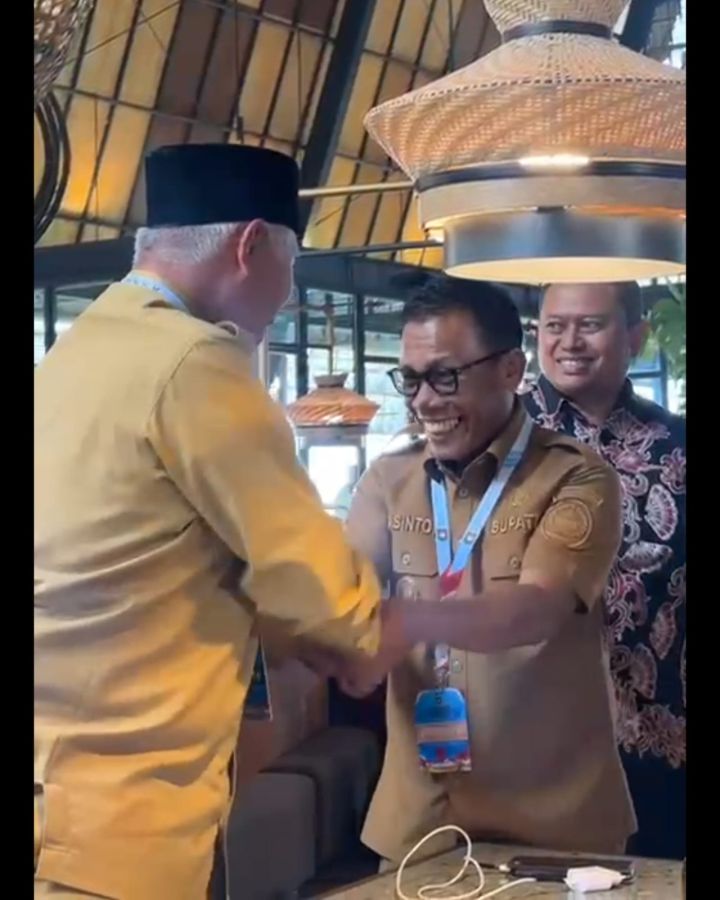 Bupati Tapanuli Tengah Apresiasi Bantuan Rendang dari Gubernur Sumbar Saat Bencana Hidrometeorologi