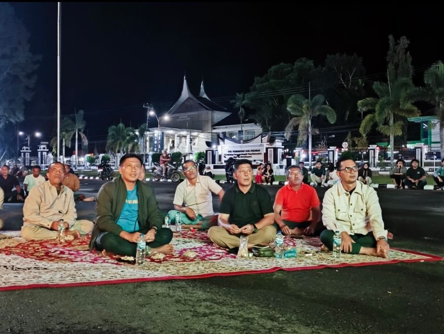 Bupati Welly Ikut Bersama Warga Nobar Timnas, Videotron Pemkab Pasaman Jadi Ruang Publik Favorit