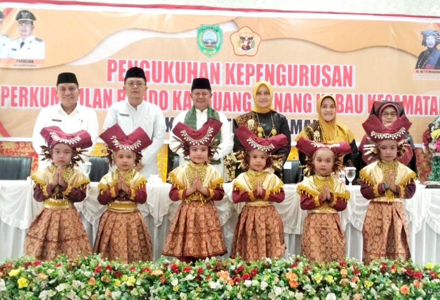 Bupati Welly Serukan Perempuan Adat Jadi Garda Penjaga Moral Generasi Pada Pengukuhan Bundo Kanduang