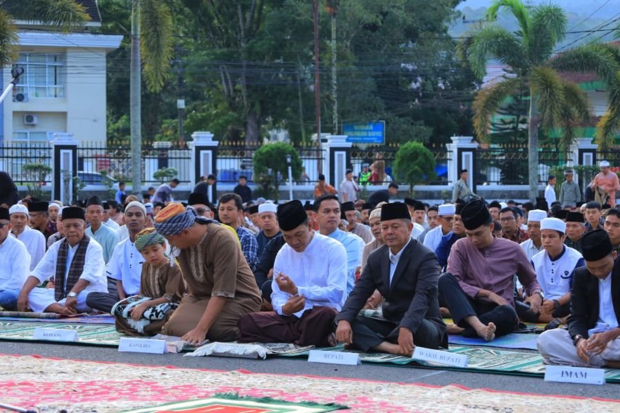 Bupati Welly Shalat Idul Adha Bersama Ribuan Warga di Halaman Kantor Bupati Pasaman