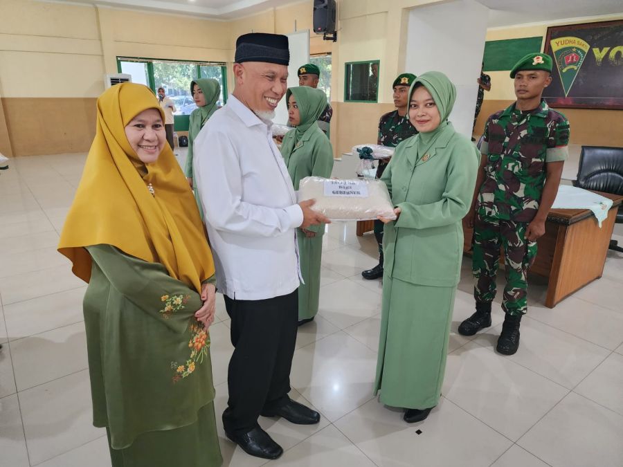 Buya Mahyeldi Beri Bantuan ke Keluarga Prajurit Satgas Pamtas Papua Asal Yonif 133/Yudha Sakti