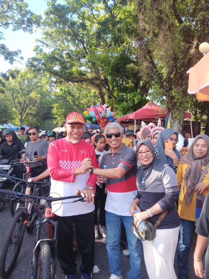 Buya Mahyeldi Jalan Pagi di GOR, Warga Rebutan Swafoto