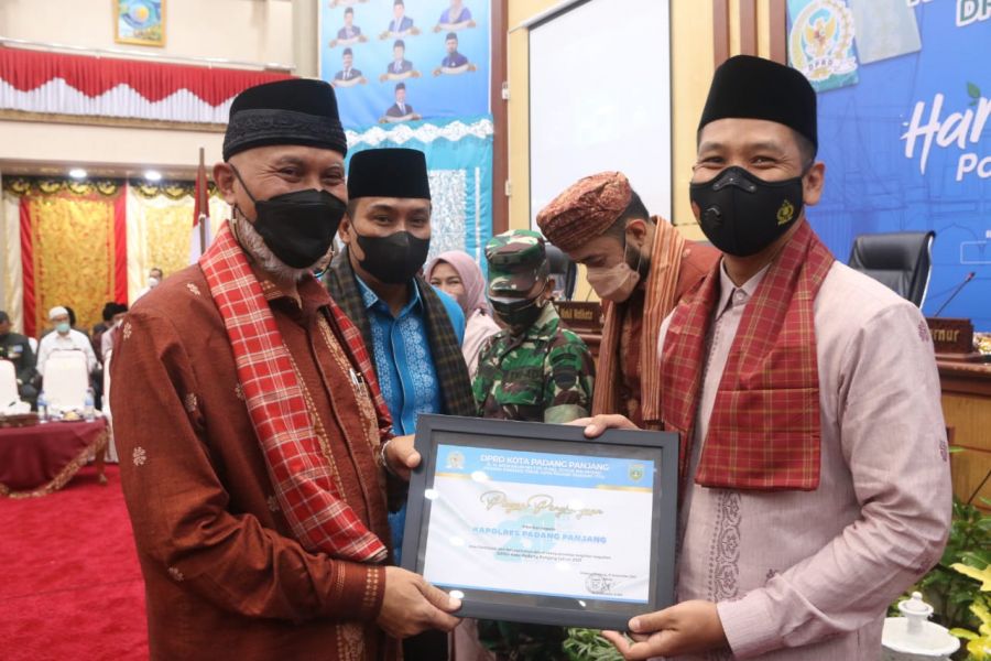 Capaian Vaksinasi Tertinggi se-Sumbar, Kapolres Padang Panjang dapat Penghargaan Gubernur Mahyeldi