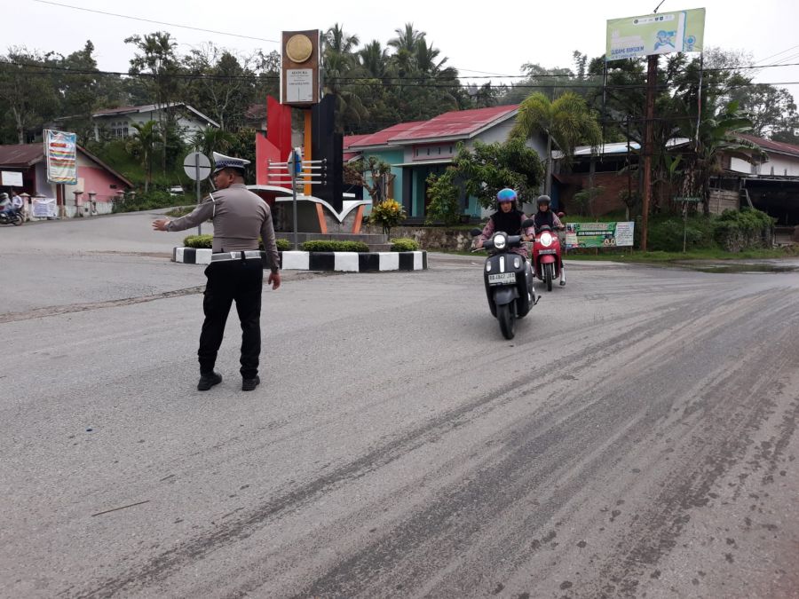 Cegah Kecelakaan Pagi Hari, Personel Satlantas Polres Sawahlunto Lakukan Pengaturan di Titik Rawan
