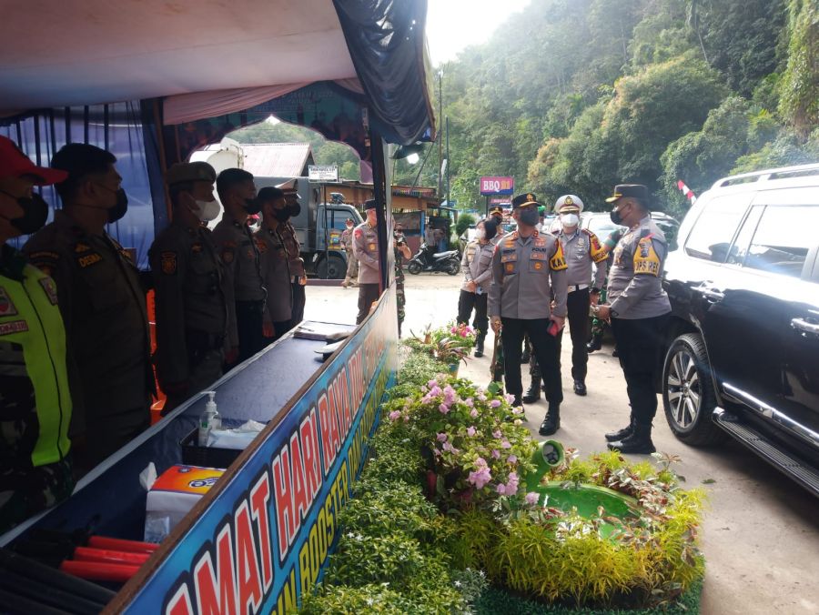 Cek Pos Pengamanan, Kapolda Sumbar Berikan Paket Lebaran 