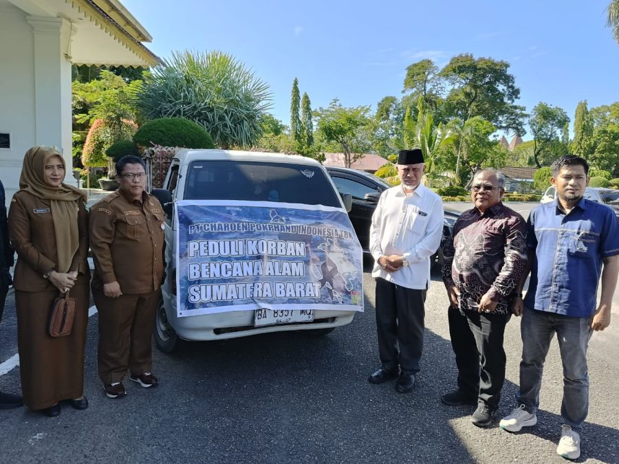 Charoen Pokphand Serahkan Bantuan untuk Korban Bencana di Sumbar