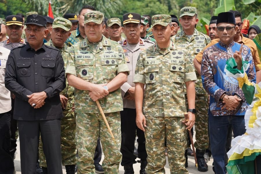 Dampingi Pangdam XX/TIB, Danrem 032/Wbr Hadiri Peresmian Jembatan Garuda Di Kabupaten 50 Kota 