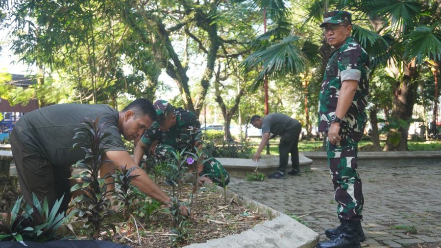 Danrem 032/Wbr Pimpin Kegiatan Jumat Bersih di RTH Imam Bonjol Kota Padang