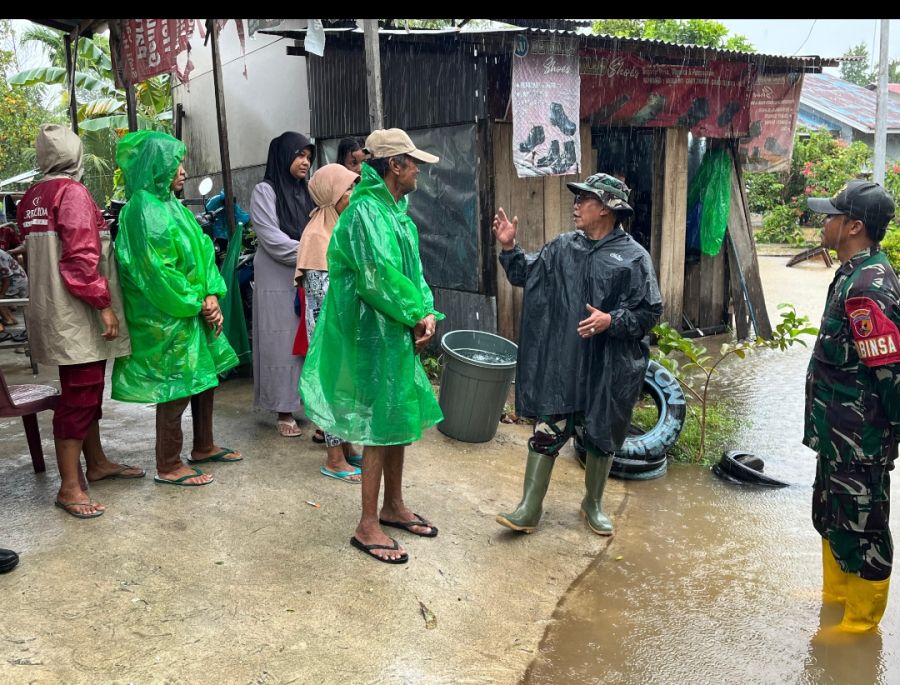 Danrem 032/Wbr Turun Ke Lokasi Banjir Di Kota Padang 