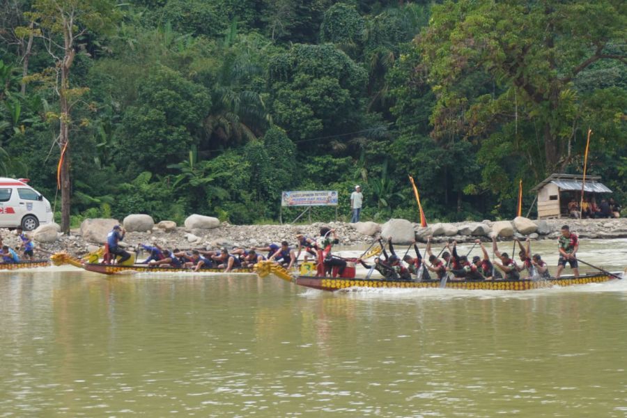 Danrem 032/Wirabraja Brigjen TNI Rayen Obersyl Buka Festival Dragon Boat se Sumbar