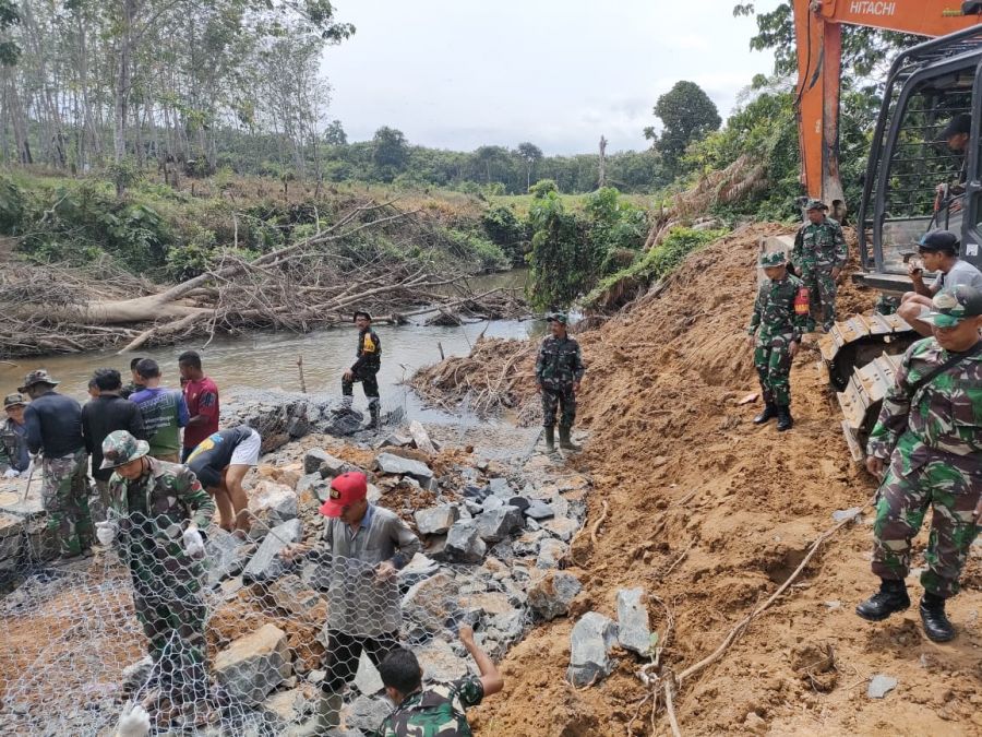 Dansatgas TMMD 113 Kodim 0310/SS Tinjau Pembangunan Jembatan Penghubung Nagari Abai Siat dan Bonjol