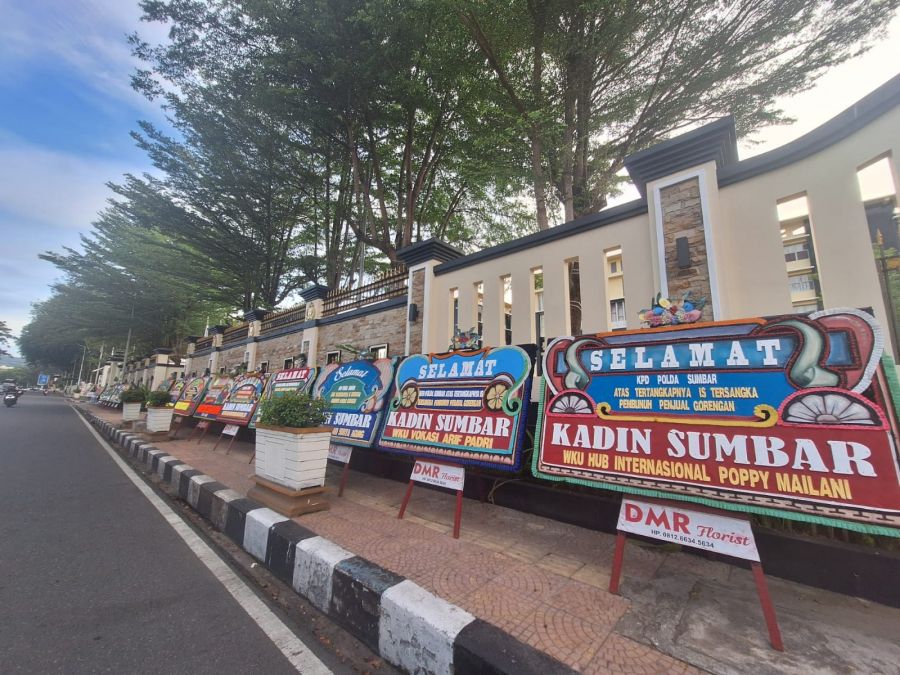 Dapat Dukungan dari Masyarakat, Puluhan Karangan Bunga Hiasi Mako Polda Sumbar