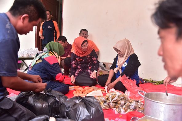 Dapur Umum Posko Bencana Longsor Sawahlunto Masak Seribu Porsi Nasi  Bungkus Setiap Hari
