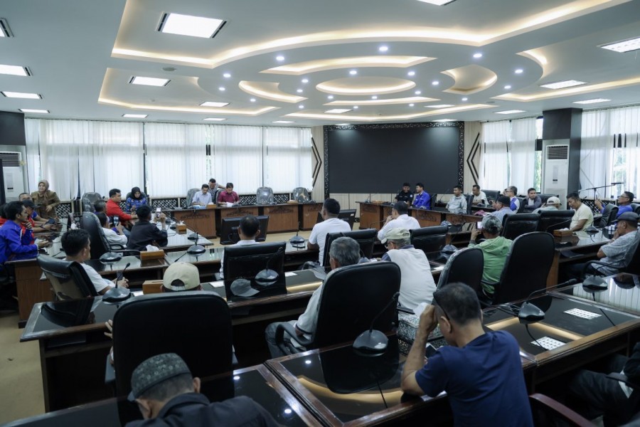 Datangi DPRD Sumbar, Buruh Keluhkan Dugaan Monopoli Koperbam