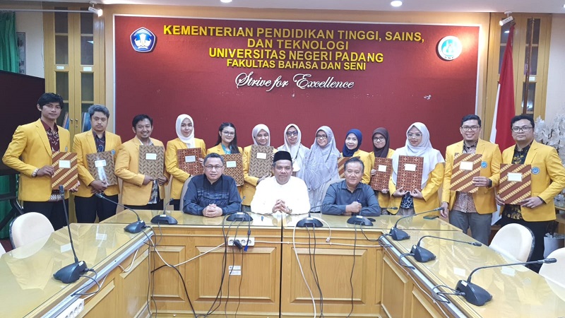 Dekan Fakultas Bahasa dan Seni UNP Serahkan SK 100 Persen Dosen