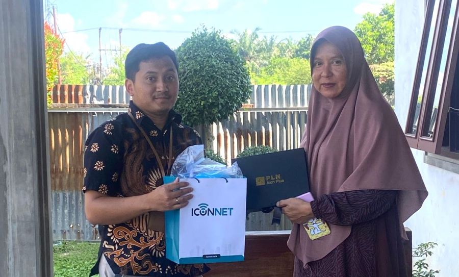Dekatkan Layanan ICONNET, PLN Icon Plus Bangun Kedekatan Komunitas Kunjungi Ketua PKK Kubang Jaya