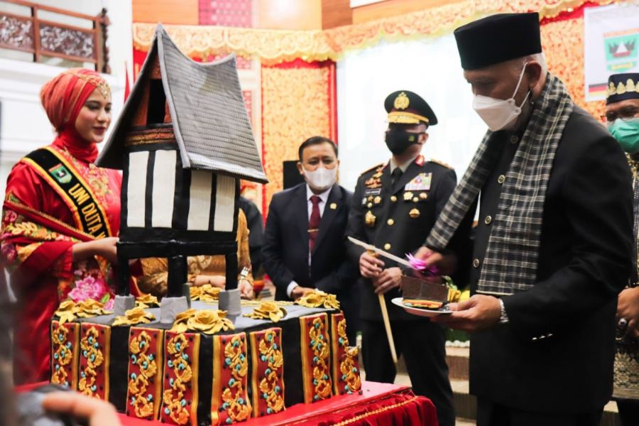 Delapan Budayawan dan Seniman Terima Penghargaan dalam HUT ke-76 Sumbar