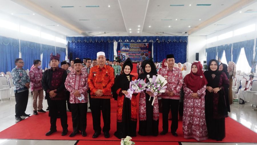 Demi Memajukan Kerajinan Pasbar, Pemda Gelar Fashion Show Batik dan Sulaman Benang Emas