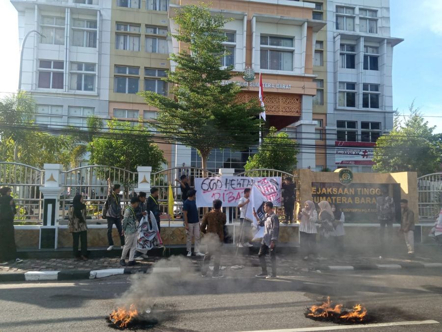 Demo SEMMI Dikejati Sumbar Memanas : Para Pendemo Minta Kajati Sumbar Dicopot 