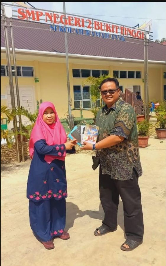 Denny JA Donasi Buku  untuk Sekolah dan Rumah Baca Sumbar