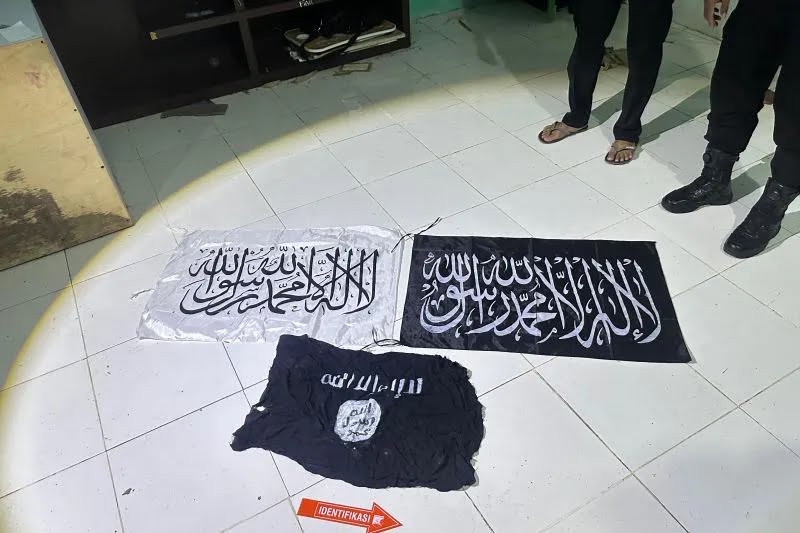Densus 88 Tangkap 3 Terduga Teroris di Sumbar, Diduga Jaringan Pendukung ISIS
