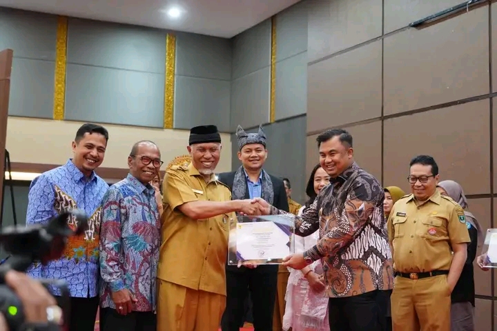 Dharmasraya Raih Anugerah Kabupaten Informatif dari KI Sumbar