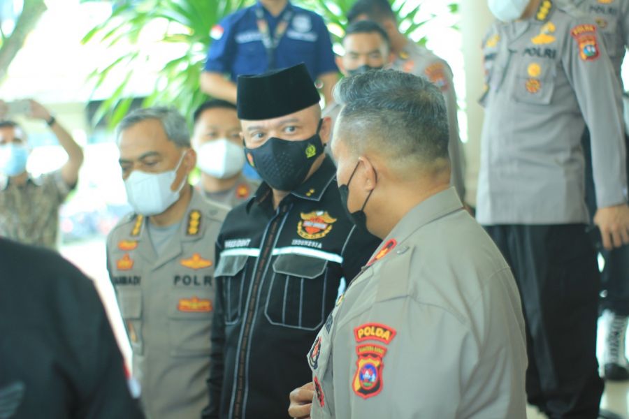 Di Bandara Internasional Minangkabau, Wakapolda dan Pejabat Polda sambut Kapolda Sumbar yang Baru