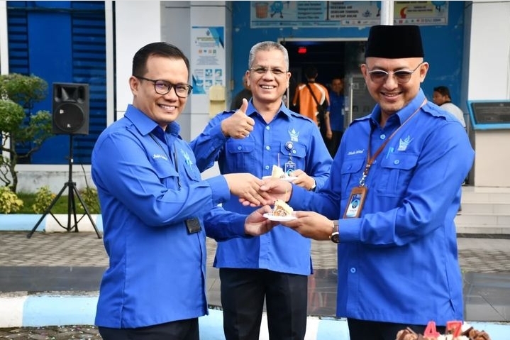Dirut Hendra Pebrizal Pimpin Apel Bulanan dan Buka Latsarmil Pegawai Baru Perumda AM Padang