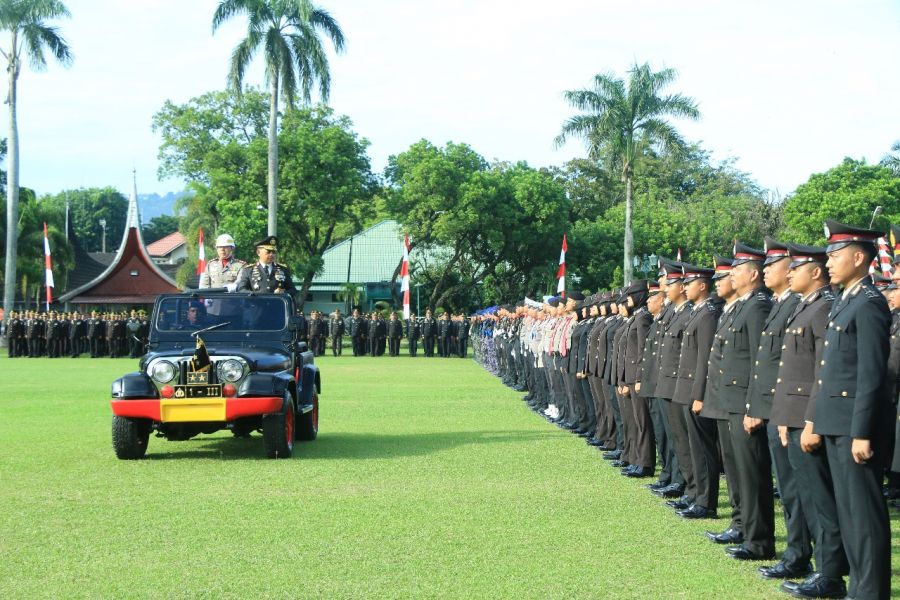 Di Istana Gubernur, Kapolda Sumbar Pimpin Upacara Hari Bhayangkara ke-78 
