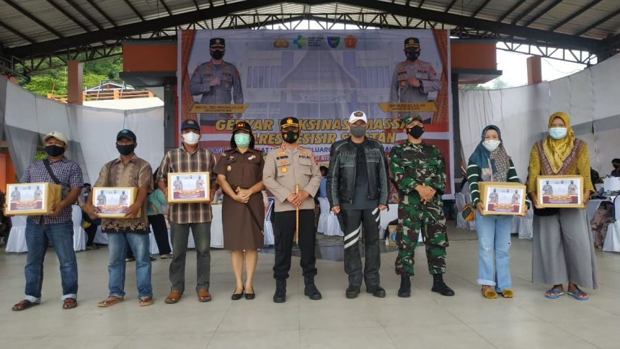 Di Pessel, Kapolda Sumbar Irjen Pol Teddy Minahasa Salurkan Bantuan untuk Masyarakat