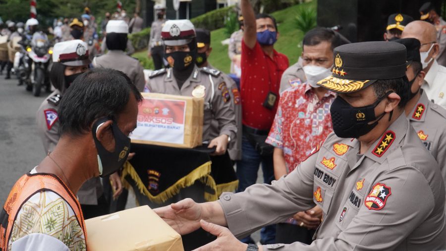 Di Polda Sumbar, Wakapolri Lepas Bansos Polri untuk Masyarakat di Polda Sumbar