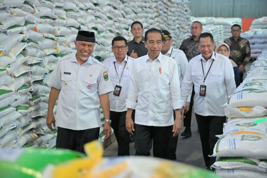 Didampingi Mahyeldi, Presiden Cek Stok Bulog Sumbar dan Salurkan BLT bagi Warga Terdampak El Nino