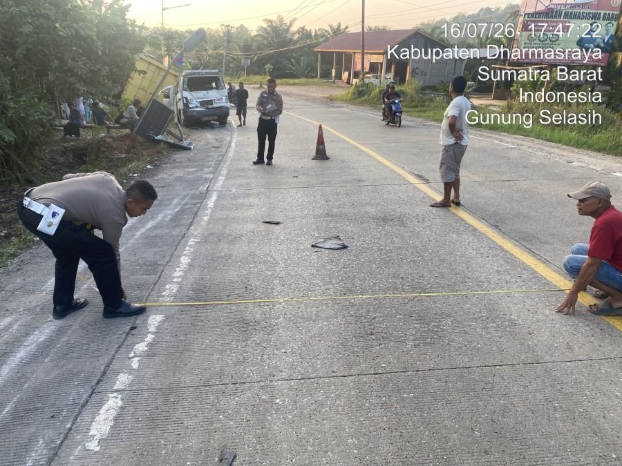 Diduga Rem Blong, Truk Tangki Tronton Hantam Tiga Mobil dan Rumah Warga di Dharmasraya
