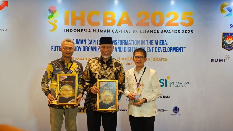 Dinilai Berhasil Mendorong Human Capital BUMD Berdaya Saing, Gubernur Sumbar Terima IHCBA 2025