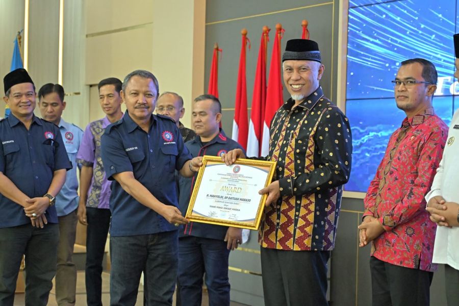 Dinilai Peduli pada Serikat Pekerja, Gubernur Mahyeldi Diganjar KSPSI Award 2024