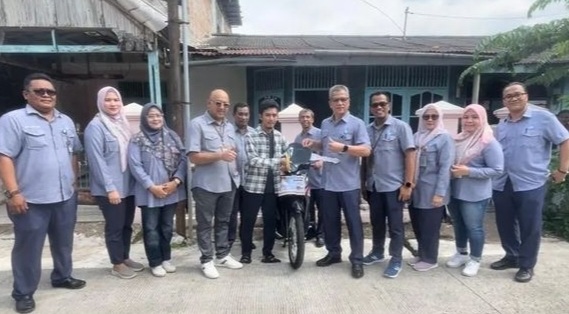 Direksi Serahkan Langsung Hadiah Gebyar Pelanggan HUT ke 48 Tahun Perumda AM Kota Padang