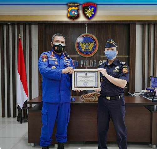 Dirpolairud Polda Sumbar Terima Penghargaan dari Bea Cukai, Ini Sebabnya