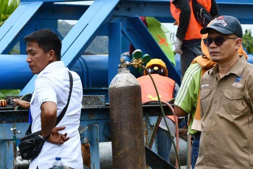 Dirtek Perumda AM Kota Padang Awasi Langsung Pekerjaan Penggantian Jembatan Pipa di Pengambiran