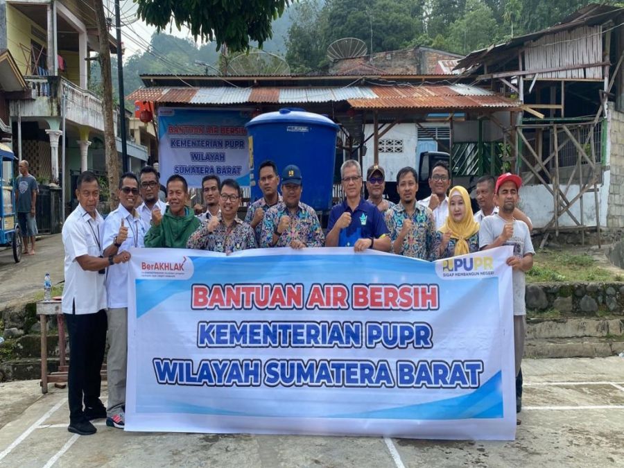 Dirum Perumda AM Padang Bersama Ka BWSS V & Ka BPPW Turun Langsung Distribusikan Air ke Masyarakat