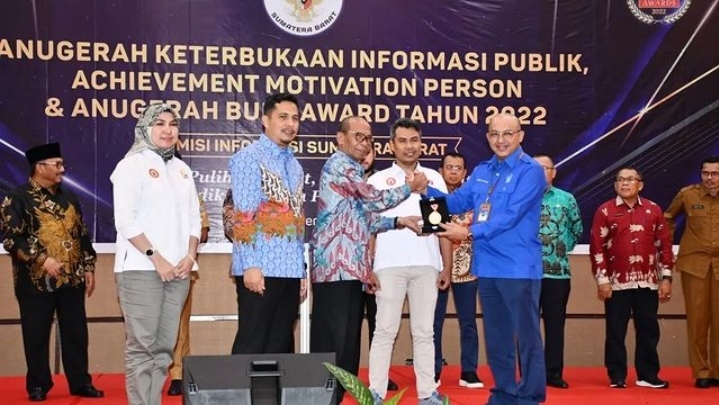 Dirut Perumda AM Padang Terima Penghargaan Achievement Motivation Person di Anugerah KIP 2022