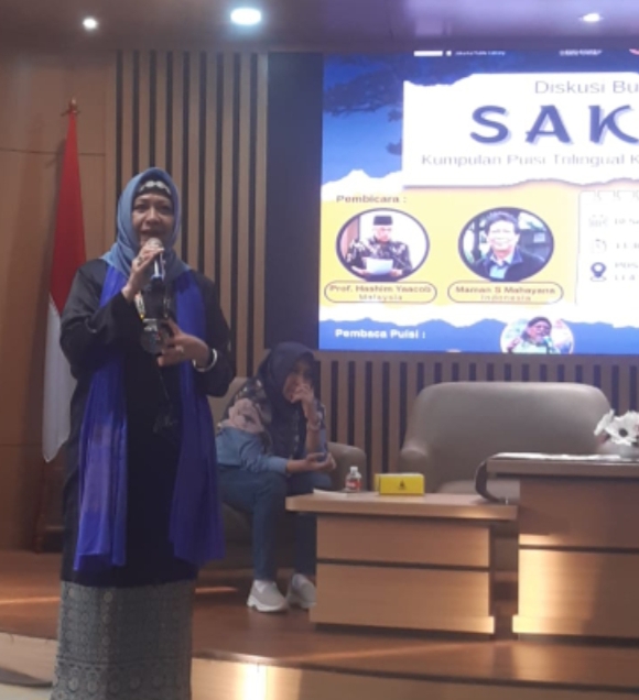 Diskusi Buku Kumpulan Puisi Sakti : 3 Bahasa Sastri Bakry di TIM, Karya Penyair otak Kiri & Kanan