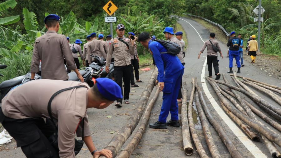 Ditpolairud Polda Jabar dan Satpolairud Polres Sukabumi Bangun Jembatan Darurat untuk Warga
