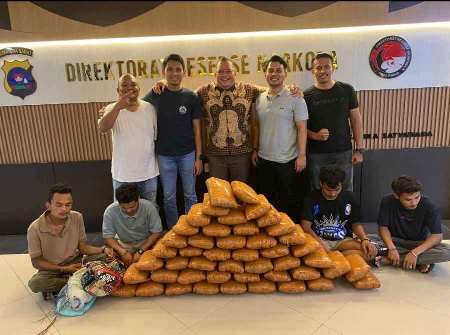Ditresnarkoba Polda Sumbar Tangkap
4 Pemuda Terkait Narkoba, 47 Paket Besar Ganja Disita 