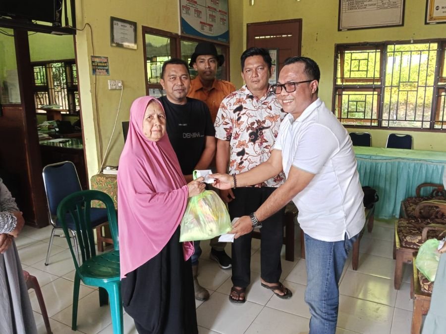 Donizar Salurkan Bantuan untuk Korban Banjir Bandang di Simpang Alahan Mati