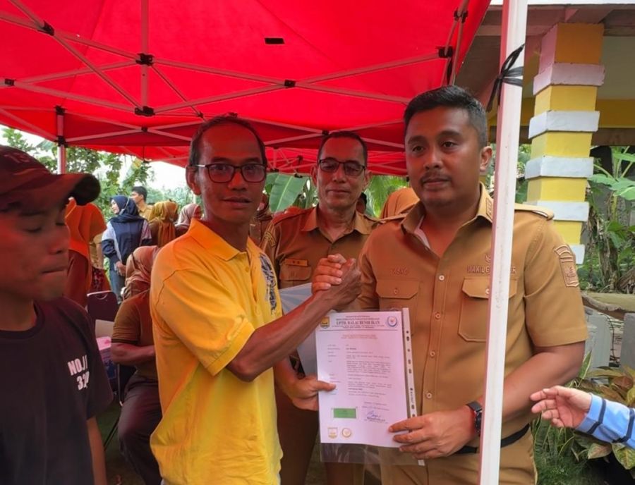 Dorong Ekonomi Lokal, Wagub Sumbar Serahkan Induk Unggul Lele kepada Pembudidaya di Pariaman