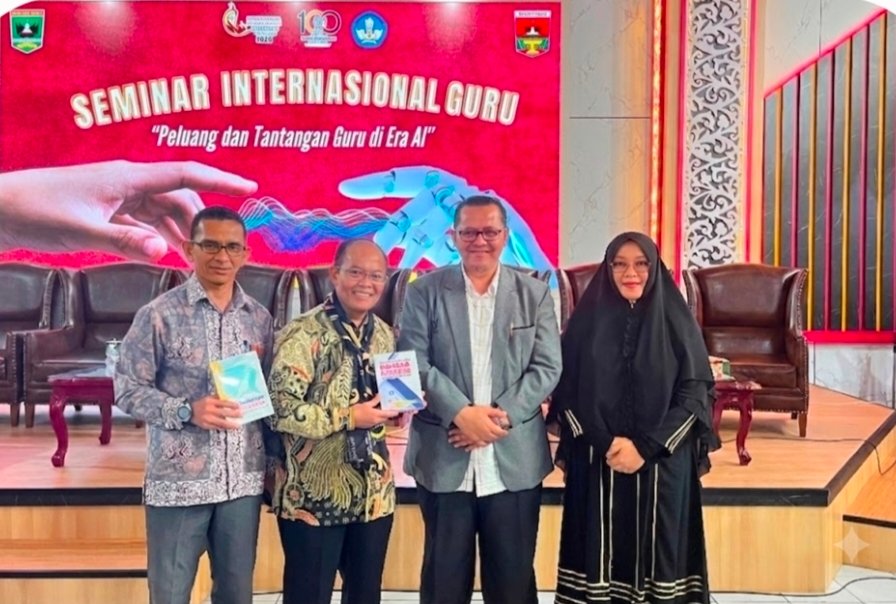 Dosen FIP UNP Dr. Nur Azmi Alwi Luncurkan Tiga Buku Pendidikan pada IMFL-4