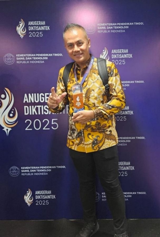 Dosen UNP Prof. Rahadian Zainul Raih Gold Winner SINTA Award 2025 pada Anugerah Diktisainstek