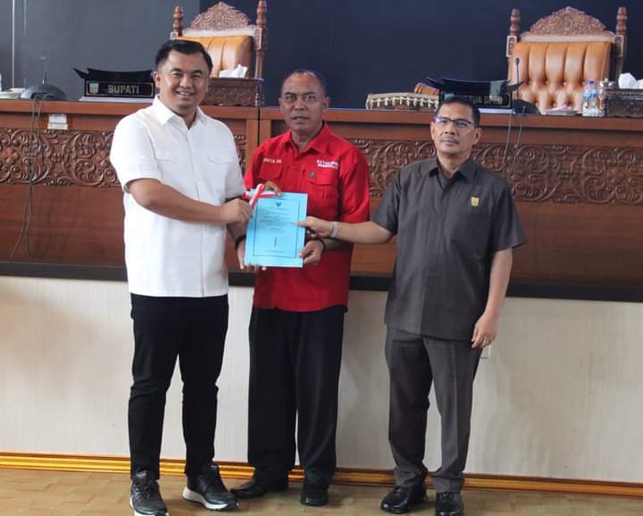 DPRD Dharmasraya Terima Nota Penjelasan Ranperda Pertanggujawaban APBD 2023 yang Disampaikan Bupati 